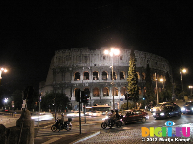 SX31495 Traffic by Colosseum at night